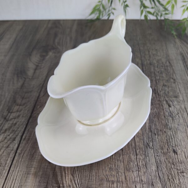 Wedgwood Queens Shape Saus- / Juskom met vaste Schotel