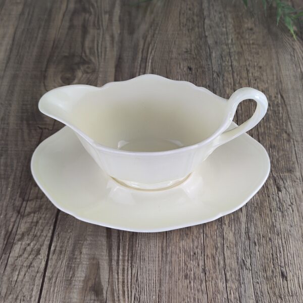 Wedgwood Queens Shape Saus- / Juskom met vaste Schotel