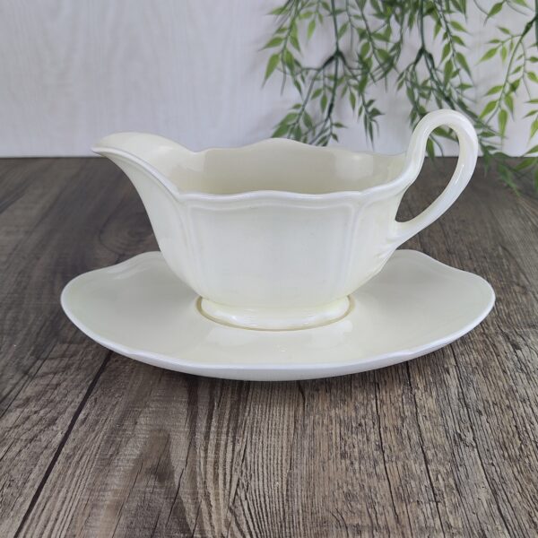 Wedgwood Queens Shape Saus- / Juskom met vaste Schotel