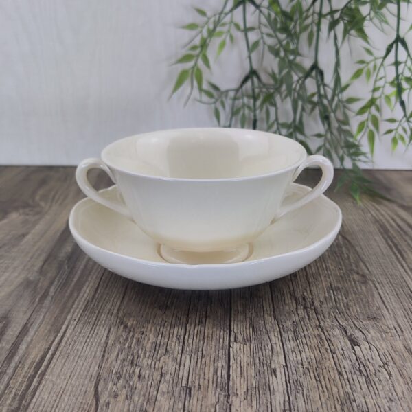 Wedgwood Queens Plain Soepkom met Schotel 1
