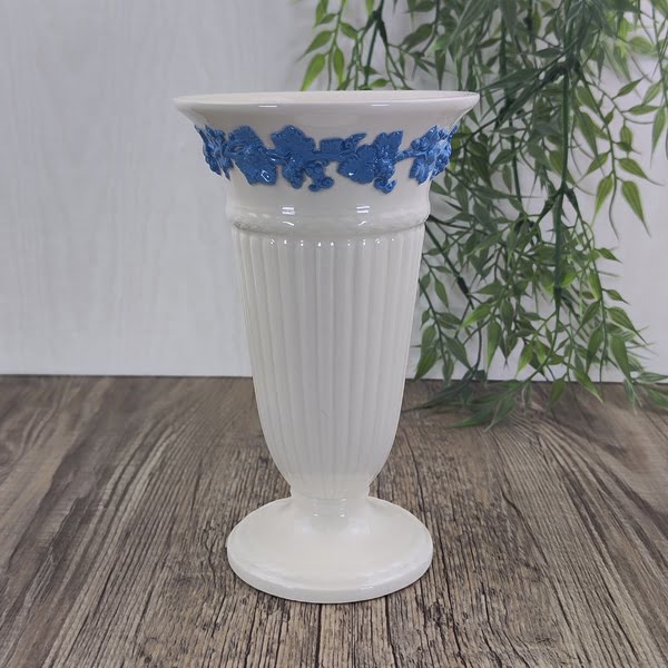 Wedgwood Edme Vaas 17cm hoog blauwe sierrand 1