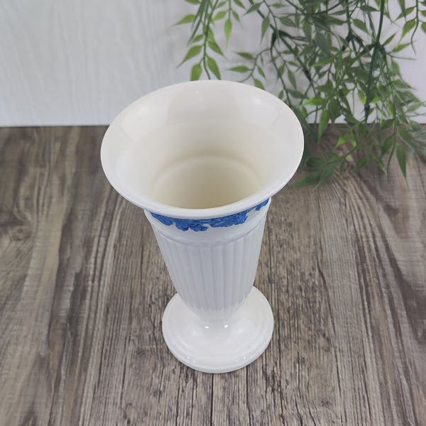 Wedgwood Edme Vaas 17cm hoog blauwe sierrand 2
