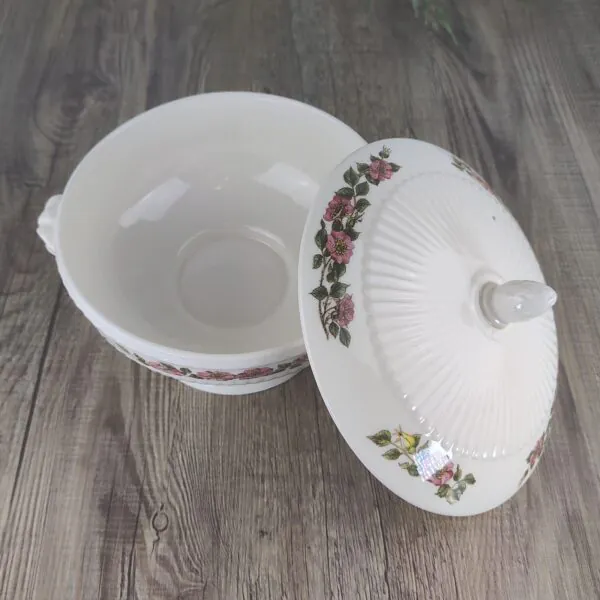 1738951414823 Wedgwood Briar Rose Dekschaal met Deksel 18 cm
