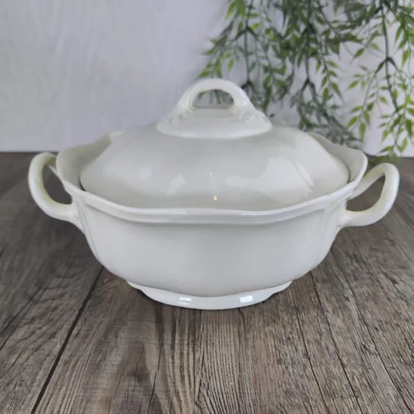 Wedgwood Queens Shape Dekschaal met Deksel