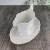 1740415053978 Wedgwood Queens Shape Saus- / Juskom met vaste Schotel