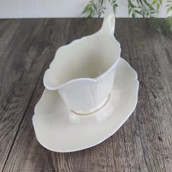 1740415053978 Wedgwood Queens Shape Saus- / Juskom met vaste Schotel