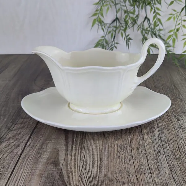 Wedgwood Queens Shape Saus- / Juskom met vaste Schotel Wedgwood Queens Shape Saus- / Juskom met vaste Schotel