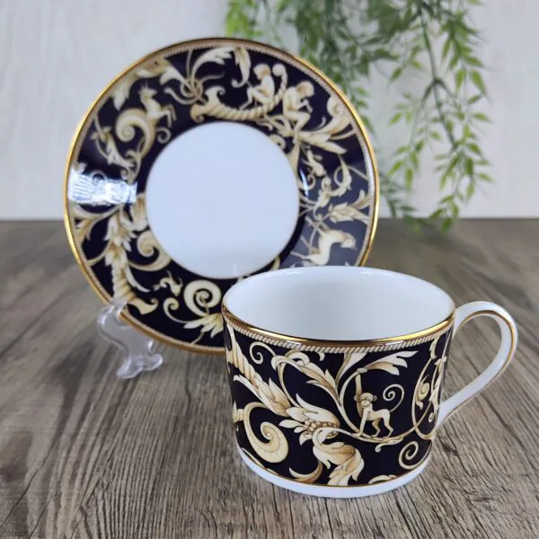1740754470641 Wedgwood Cornucopia Theekop en Schotel Imperial Blue