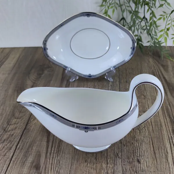 Wedgwood Amherst Saus- Juskom met losse Schotel 3 Wedgwood Amherst Saus- Juskom met losse Schotel 3