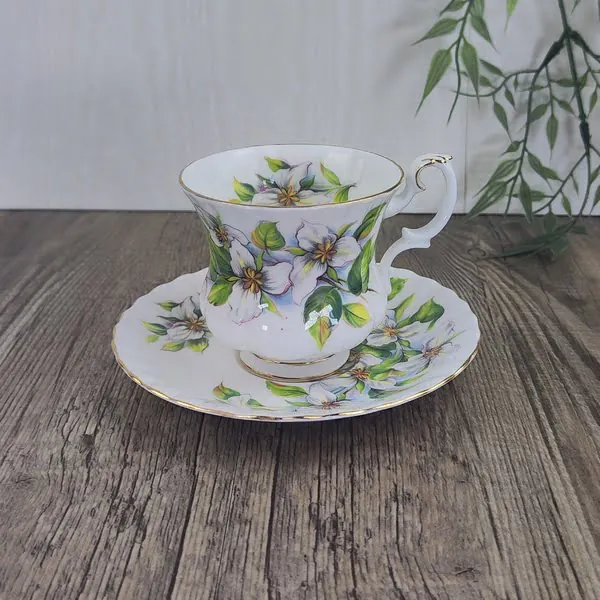 Royal Albert White Trillium Dameskop & schotel 1 Royal Albert White Trillium Dameskop & schotel 1