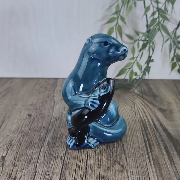 Poole Otter met Zalm Beeldje 2