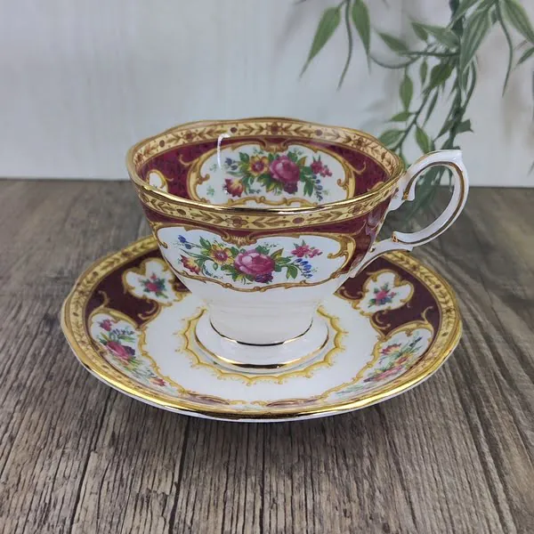 Royal Albert Lady Hamilton Kop en Schotel Ø kopje 8 cm 1 Royal Albert Lady Hamilton Kop en Schotel Ø kopje 8 cm 1